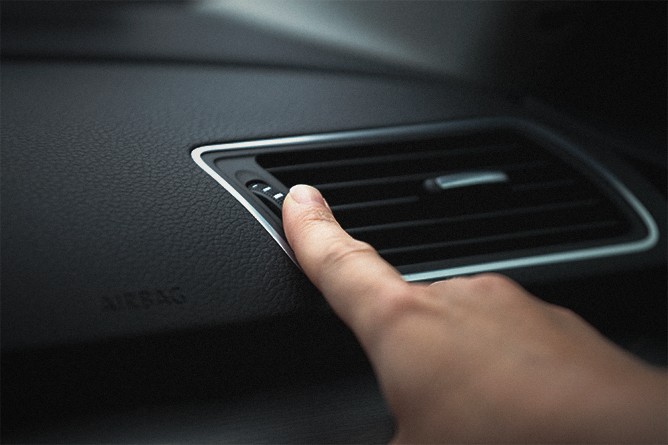 Adjusting-Car-Air-Vent
