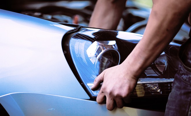 mechanic-removing-car-headlight-lens