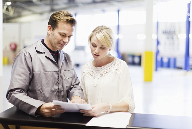 Mechanic-Consulting-With-Customer
