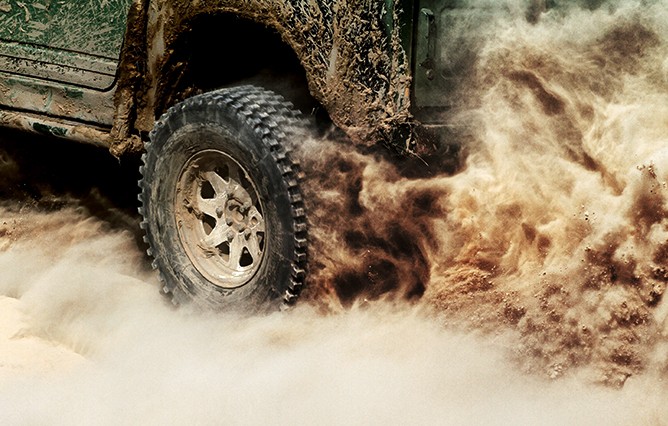 Car-Tire-Throwing-Sand